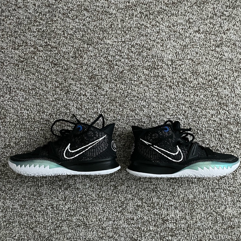 NIKE BASKETBALL SHOES KYRIE 7- SIZE M7/W8.5. Black. NEW!